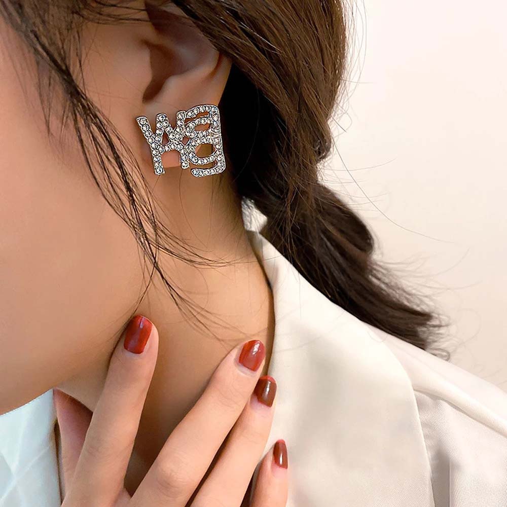 Khuyên tai nữ đính đá tạo hình thời trang độc đáo