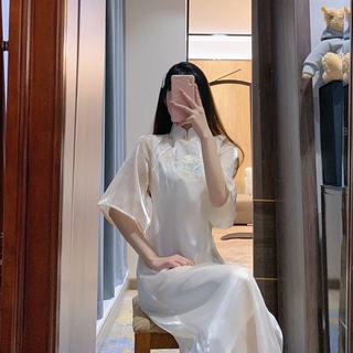 Váy dáng cách tân hoạ tiết hoa thêu