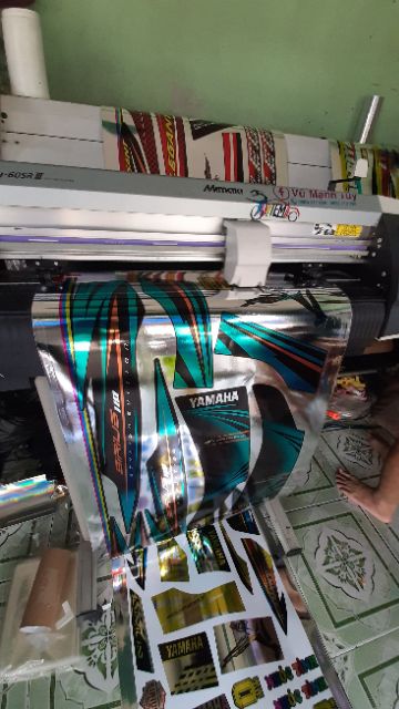 Tem sirus crôm sáng bóng