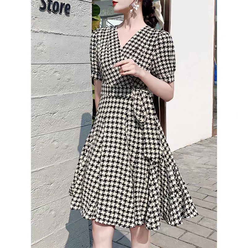 2022 Mùa Hè Mới Váy Kẻ Sọc Cổ Chữ V