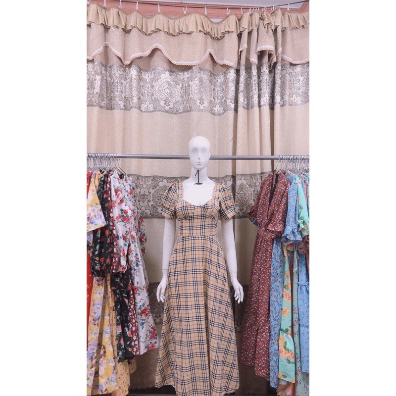 váy lụa kẻ burberry