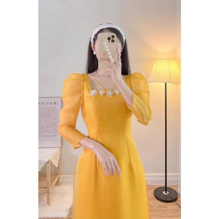 Áo dài 4 tà cổ vuông, chất liệu von tơ mềm, tà bay, chất vải sang, lên áo mặc che khuyết điểm rất tốt.Hàng sẵn đủ size