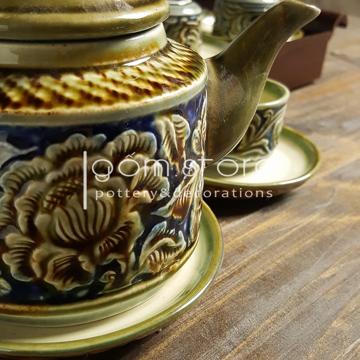 Ấm chén Bát Tràng khắc tay hoa dây nổi dáng vuông