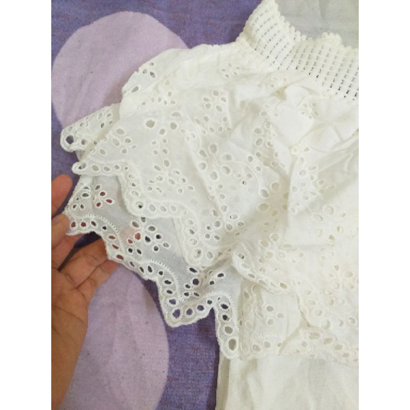 Áo bẹt vai trắng size M nhỏ thanh lý