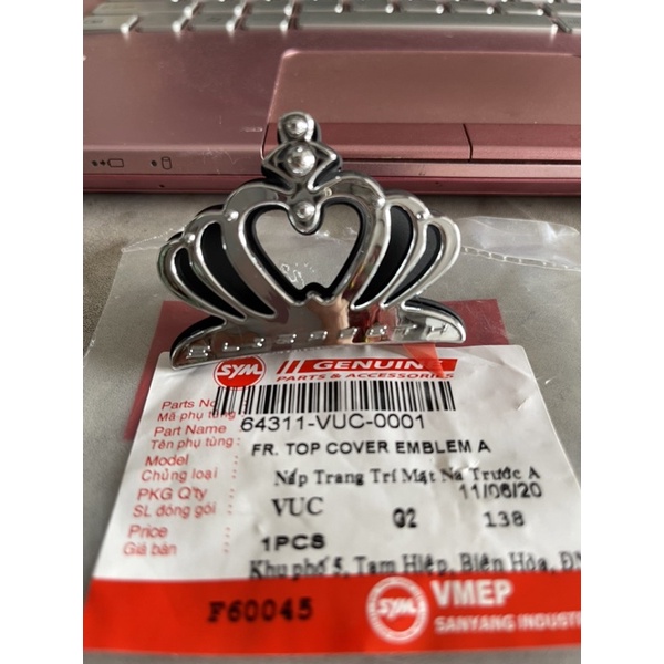 Biểu tượng trang trí mặt nạ trước xe Elizabeth