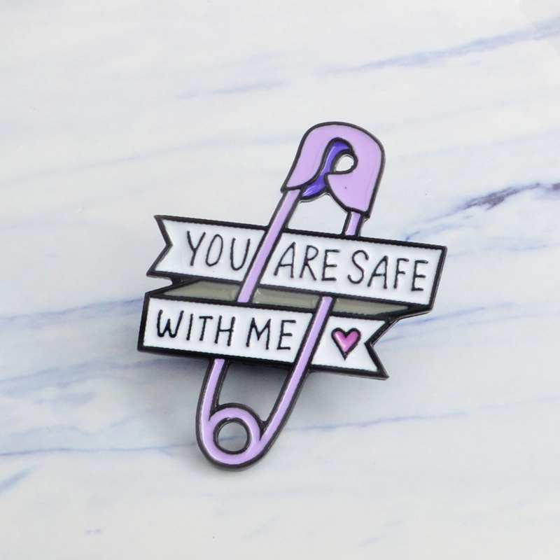 Huy hiệu cài áo QIHE JEWELRY tráng men kiểu dáng ghim băng và chữ cái You Are Safe With Me làm quà tặng bạn bè