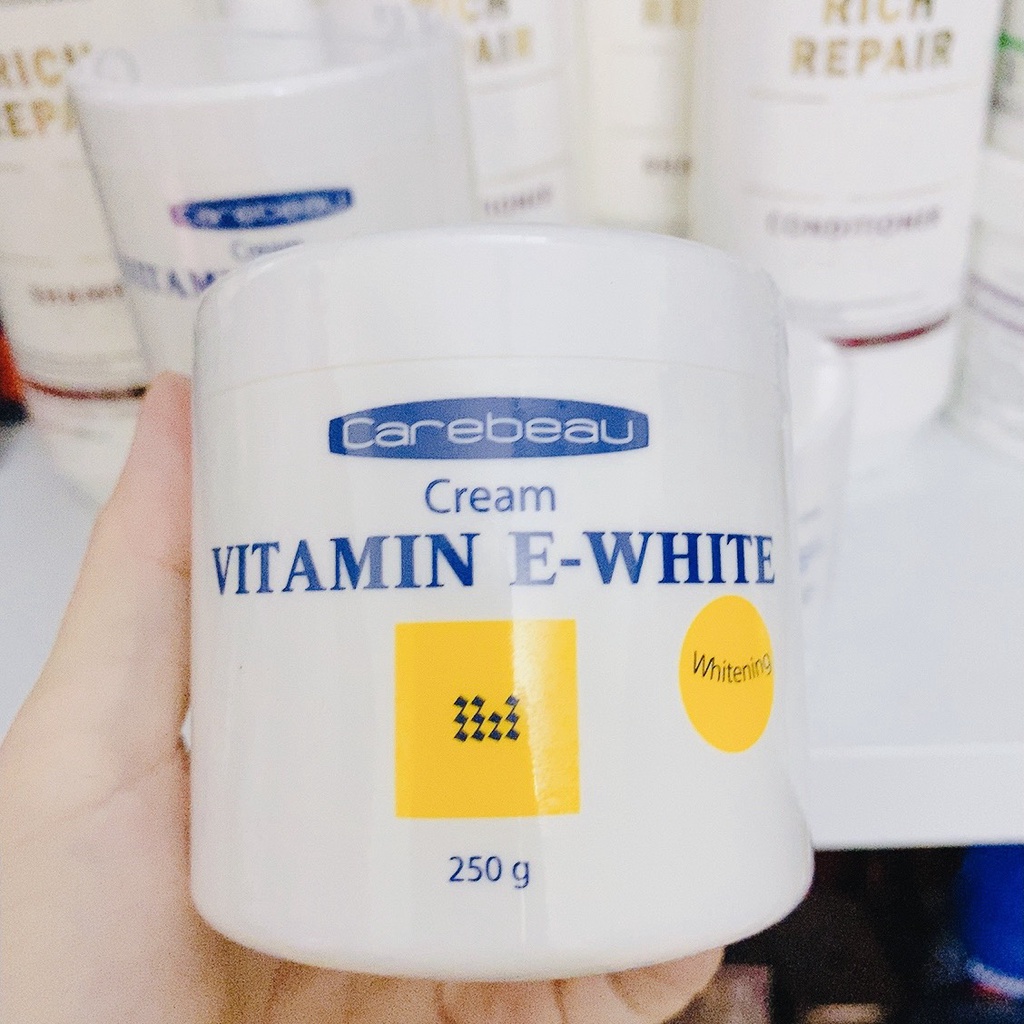 Kem dưỡng da toàn thân Vitamin E Carebeau màu trắng 250ml