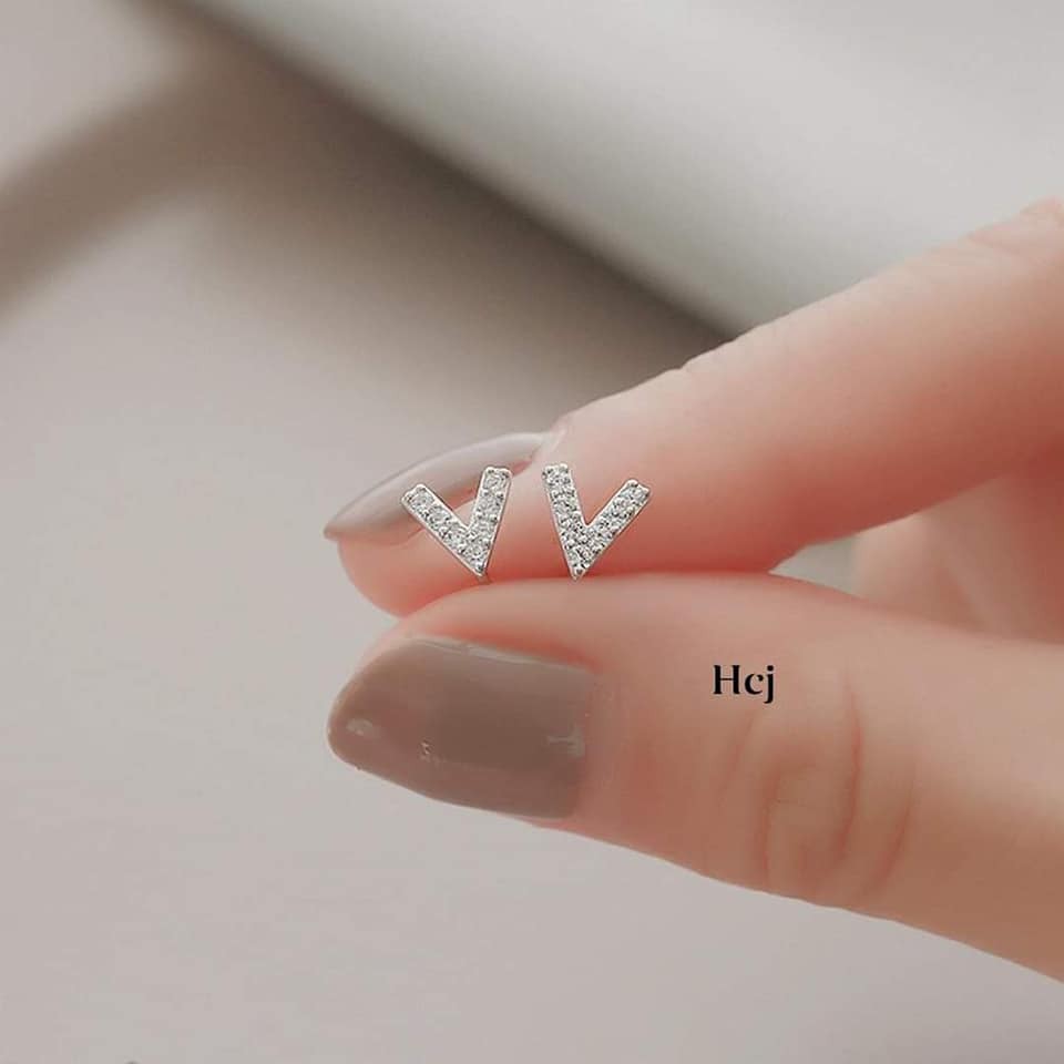 1 CHIẾC NỤ TAI BẠC HÌNH CHỮ V NHỎ XINH