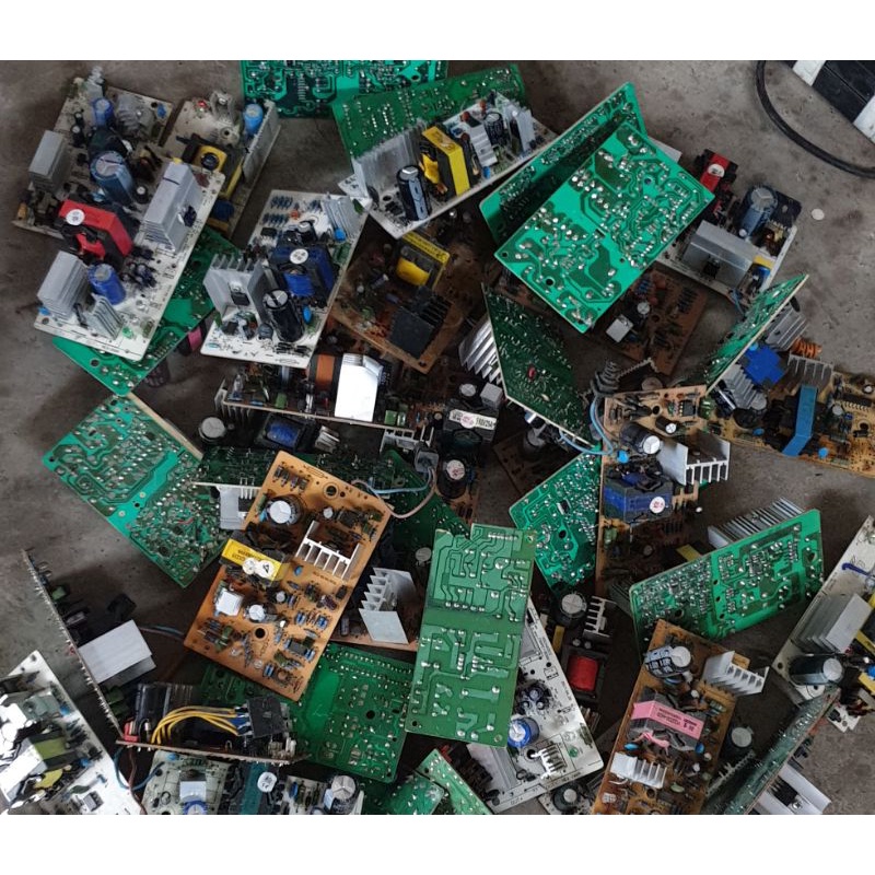 Sạc xe đạp xe máy điện .cũ hỏng.thi thoảng có 1 vài chiếc bị vỡ gãy.cho ae lấy linh kiện