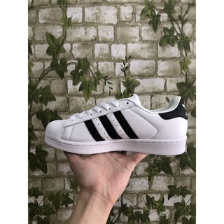 Giày sneaker trắng sần