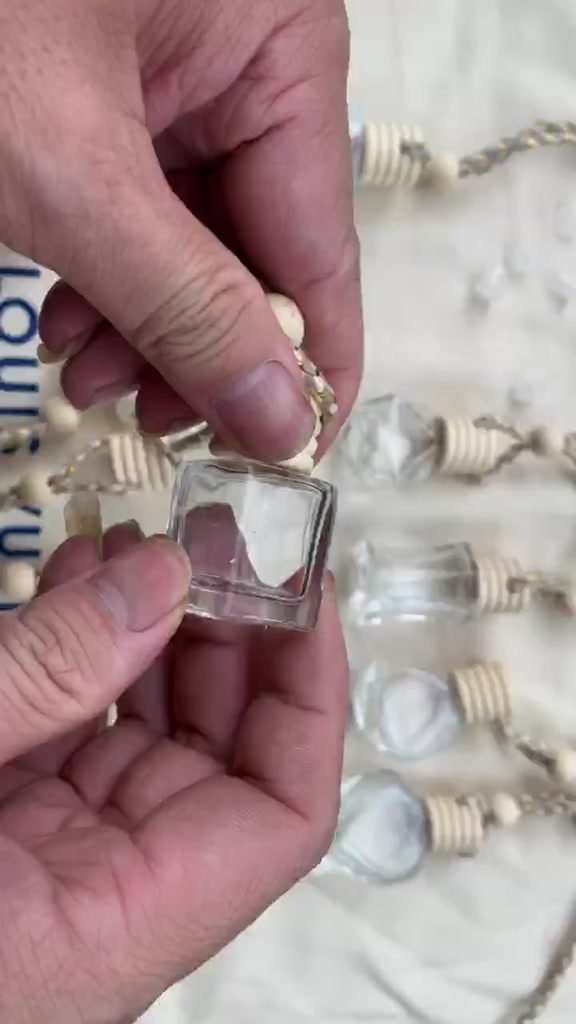 Lọ đựng tinh dầu treo xe ô tô hình vuông, sỉ lọ đựng tinh dầu treo xe ô tô | BigBuy360 - bigbuy360.vn