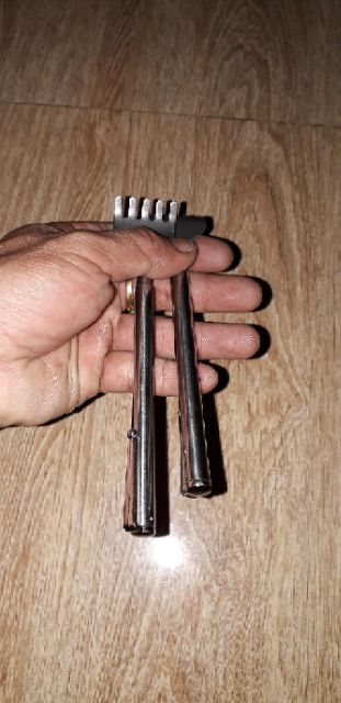 Một dụng cụ gãy lưng bằng inox kéo dài 60cm