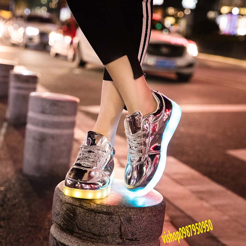 giày phát sáng bạc bóng - phát sáng đèn led 7 màu 8 chế độ công tắc tùychỉnh