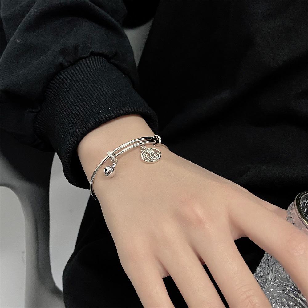 Vòng đeo tay gắn chuông may mắn thời trang cho nữ