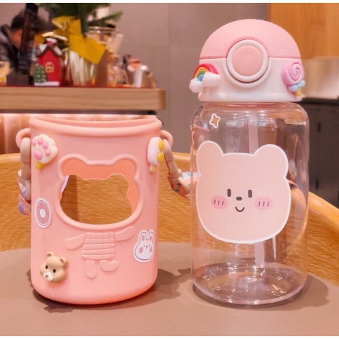 Bình nước cho bé đi học, Bình uống nước cho bé có ống hút 620ml chịu nhiệt tốt tặng kèm túi và dây đeo, sticker
