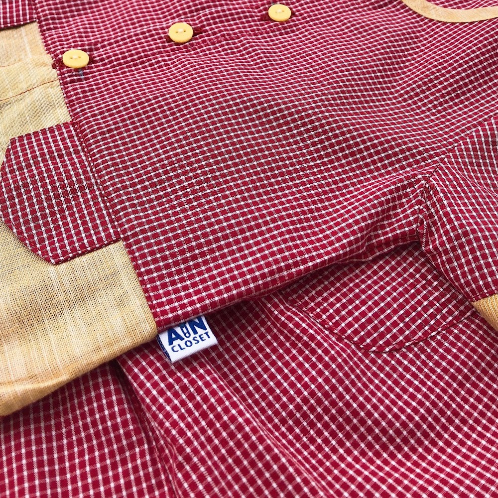 Bộ quần áo ngắn Bé trai họa tiết Caro nhí đỏ viền vàng cotton AICDBGOJ95HS AIN Closet