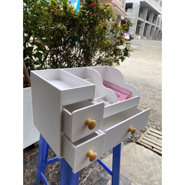 Kệ đựng mỹ phẩm max trắng 35cm núm gỗ sáng