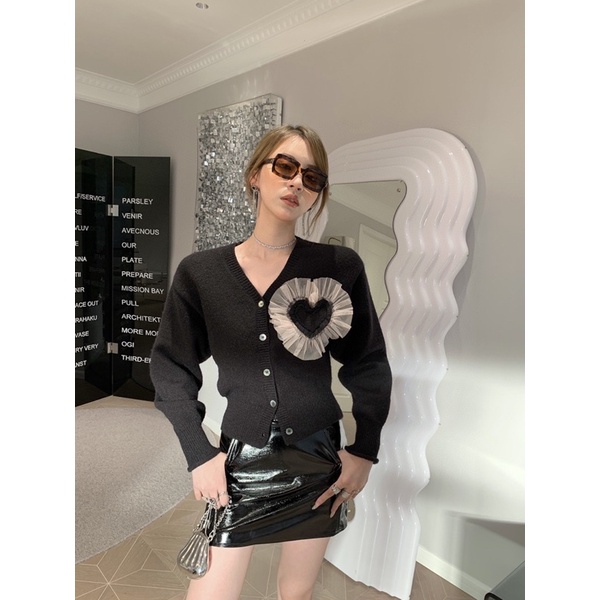 Áo cardigan nữ dáng vừa cổ tim ngực trái có đính hình trái tim bản to tạo điểm nhấn thời trang quảng châu cao cấp