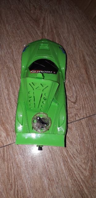 Mô hình xe ôtô chạy dây rút bằng nhựa có đèn Led rất đẹp