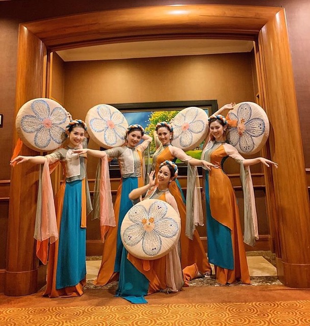 Trang phục múa dân gian biểu diễn