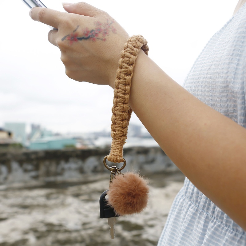 Dây Đeo Cổ Tay Macrame Gắn Móc Khóa Cục Bông Chìa Khóa