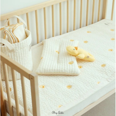 Thảm trải giường mẫu thêu hình gấu kiểu Hàn Quốc dễ thương làm đạo cụ chụp ảnh cho bé