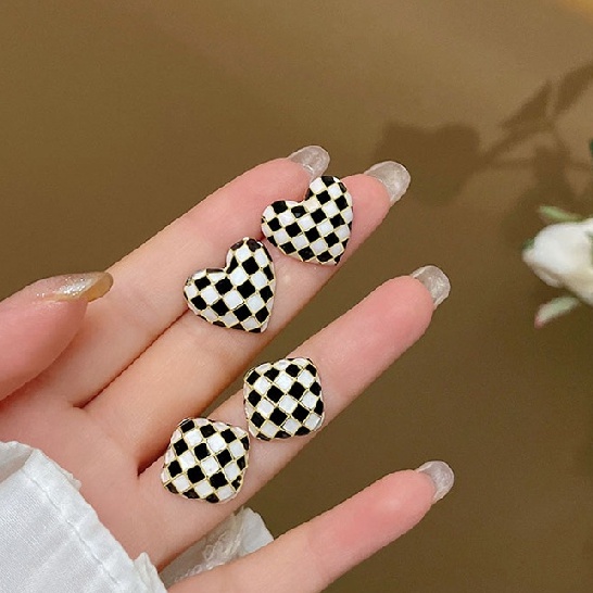 Khuyên Tai Hình Bàn Cờ Vua Và Trái Tim Độc Đáo