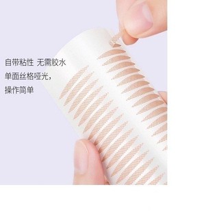 Nhấn mí tạo 2 mí cho bạn gái