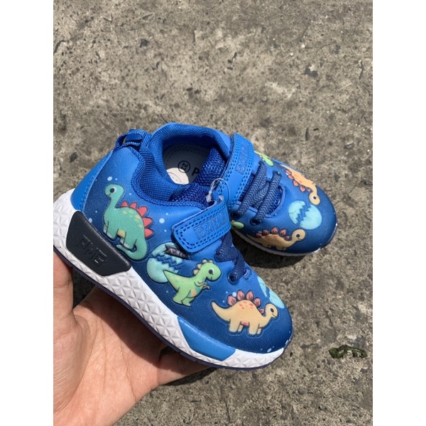Giày sneakers xuất Nga