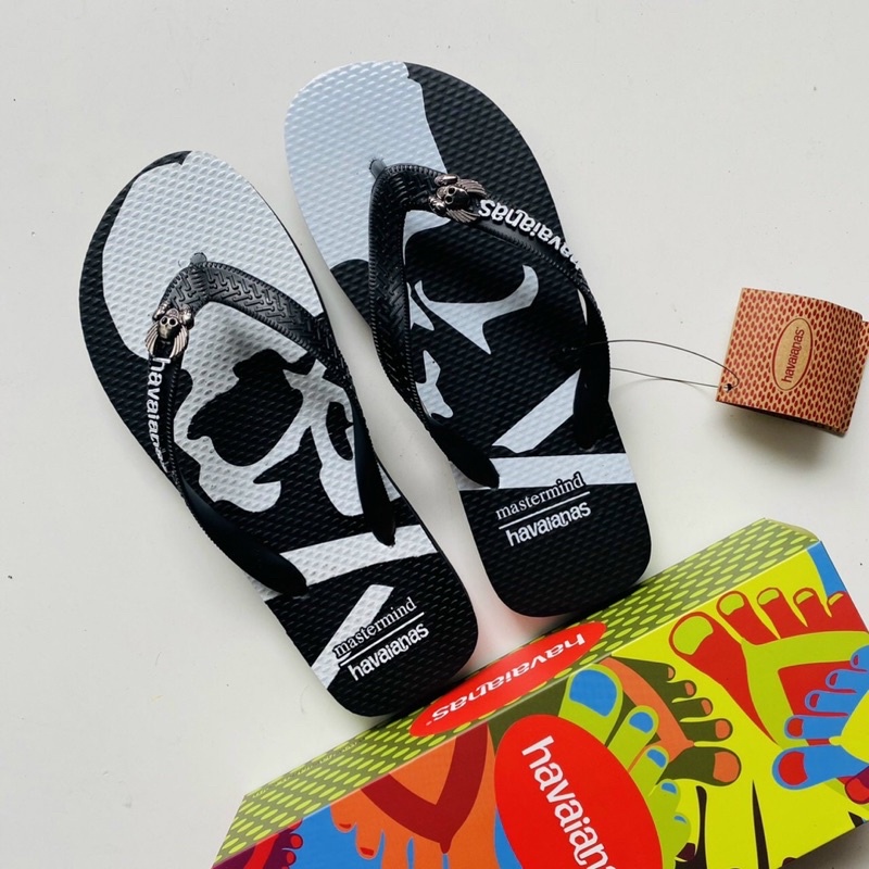 Dép nam Havaianas xỏ ngón siêu ngầu kèm charm đính kim loại.