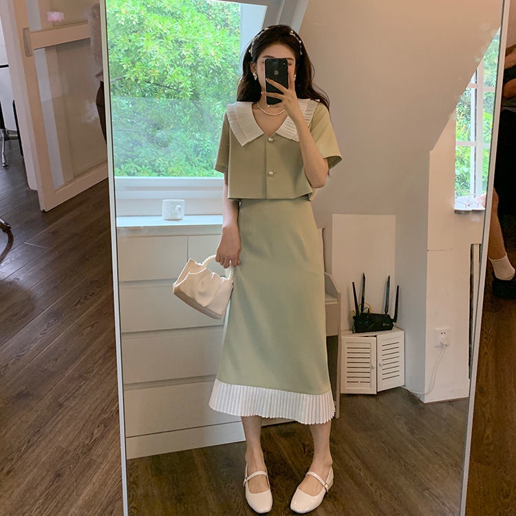Set đồ 2 món gồm áo dáng ngắn và chân váy xếp ly thời trang 2022 dành cho nữ