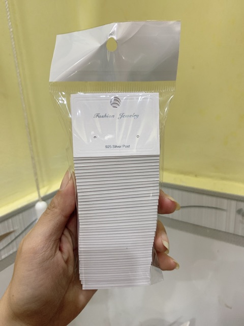 Thẻ nhựa treo hoa tai có gờ móc