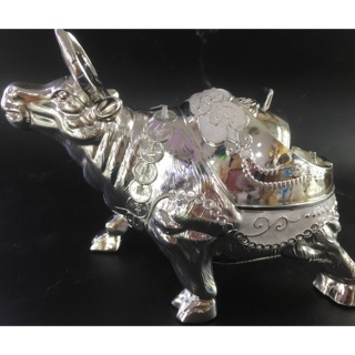 Gạt tàn Trâu hợp kim có nắp đậy