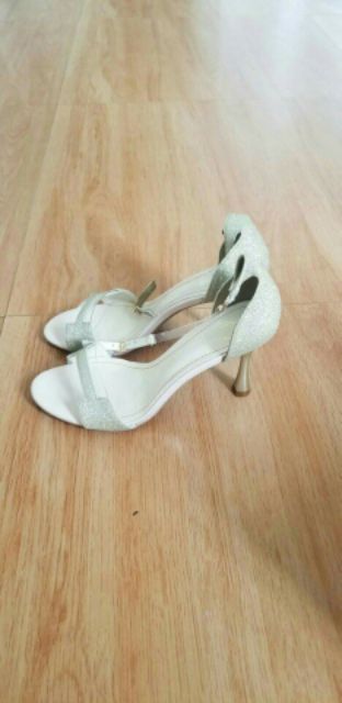 Sandal kim tuyến hàng nội địa quảng châu xinh lung linh luôn thích hợp đi tiệc đi chơi đều đẹp nha chị em, hàng chất lừ.