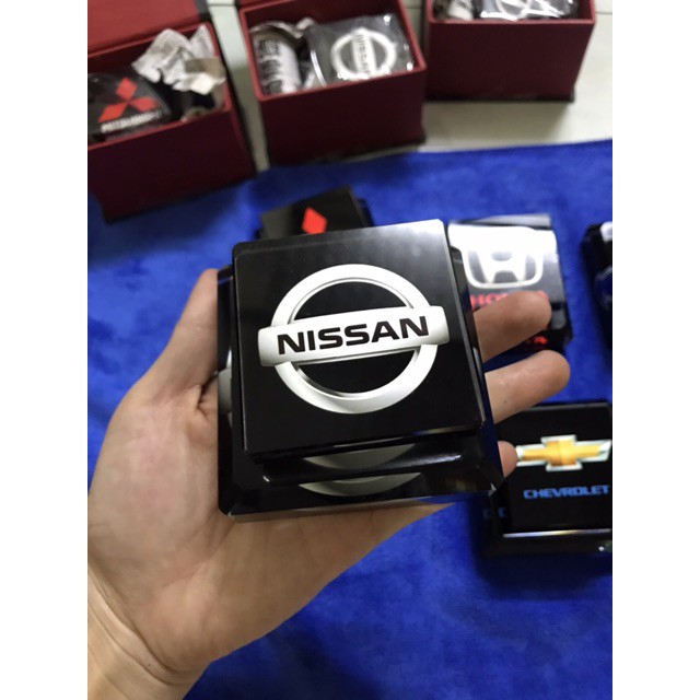 Nước hoa ô tô pha lê in logo các hãng xe, tặng kèm nước hoa và đế dính 2 mặt