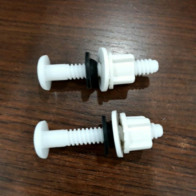 Ốc vít nối két nước với thân bàn cầu