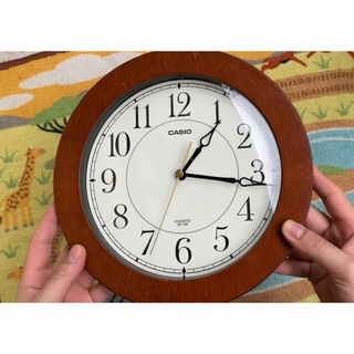 Đồng hồ treo tường Casio IQ-126 26m kim trôi khung gỗ tròn