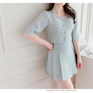 Set croptop cổ vuông viền ren phối nút + Chân váy xếp ly xanh