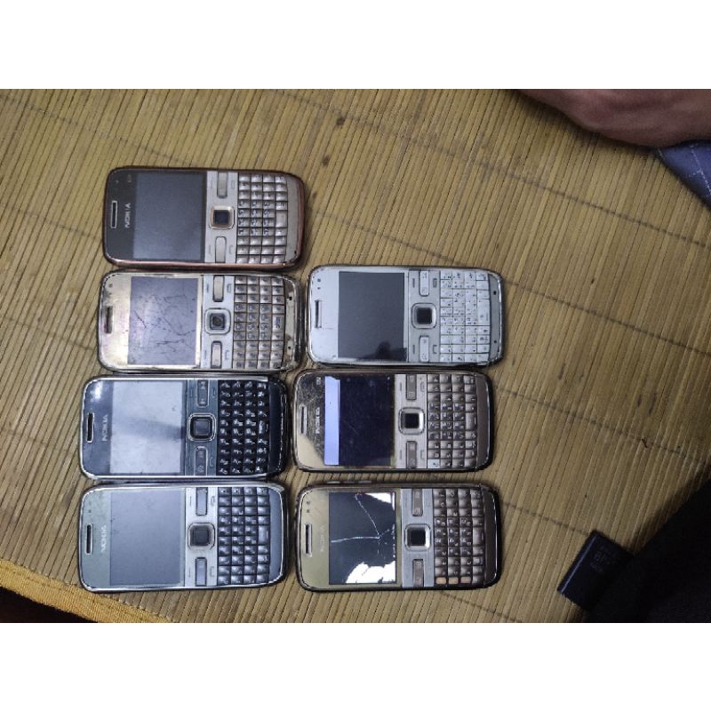 Điện thoại cũ Nokia E72 vỡ màn hình