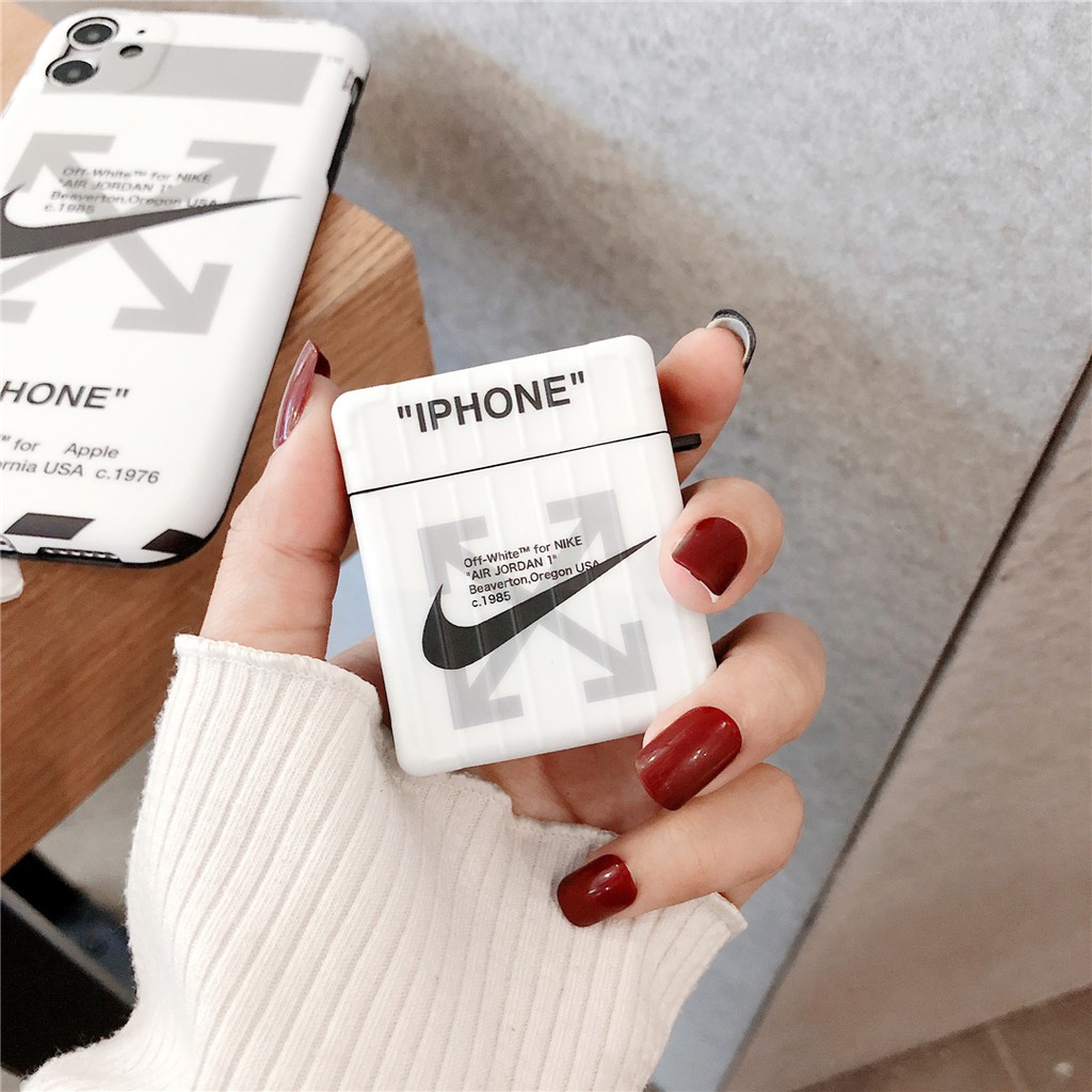 Vỏ bọc bảo vệ hộp sạc tai nghe Airpods in hình logo Nike OFF-WHITE