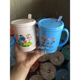 cốc uống nước có nắp +kèm thìa (nhựa việt nhật)