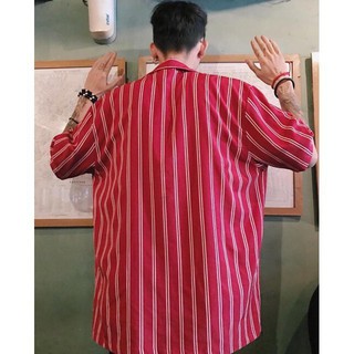 Sơ mi kẻ đỏ của khách