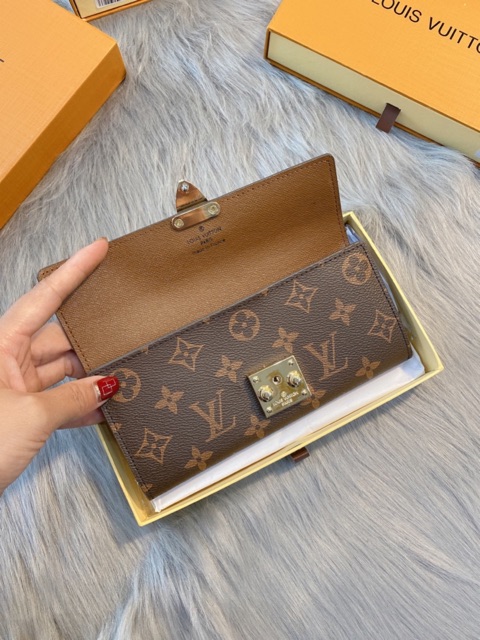 Ví khoá vuông da mềm có đầy đủ hộp thẻ | BigBuy360 - bigbuy360.vn