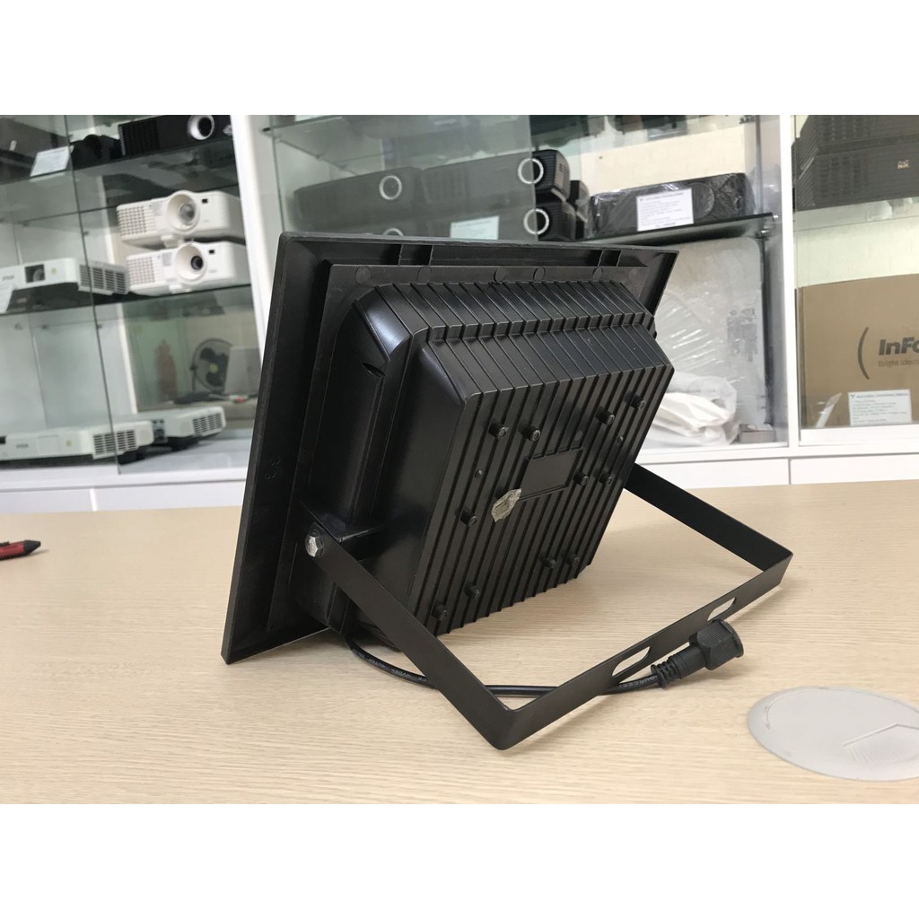 Đèn pha năng lượng mặt trời 200W. Hàng xả kho, số lượng có hạn