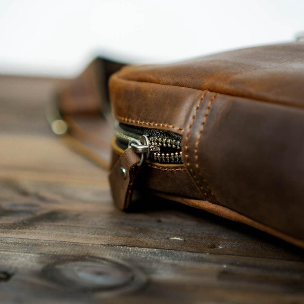 Túi đeo chéo da bò thật, da bò sáp ngựa điên BASIC nâu | Bảo hành 2 năm