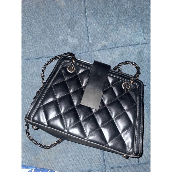 Túi xách đeo chéo đeo vai chần trám màu đen dây đan da
