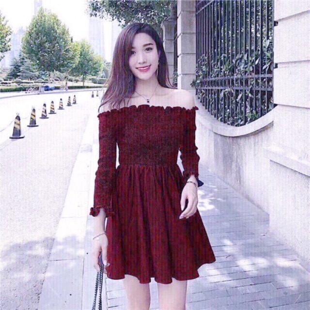 Đầm đỏ trễ vai smocking