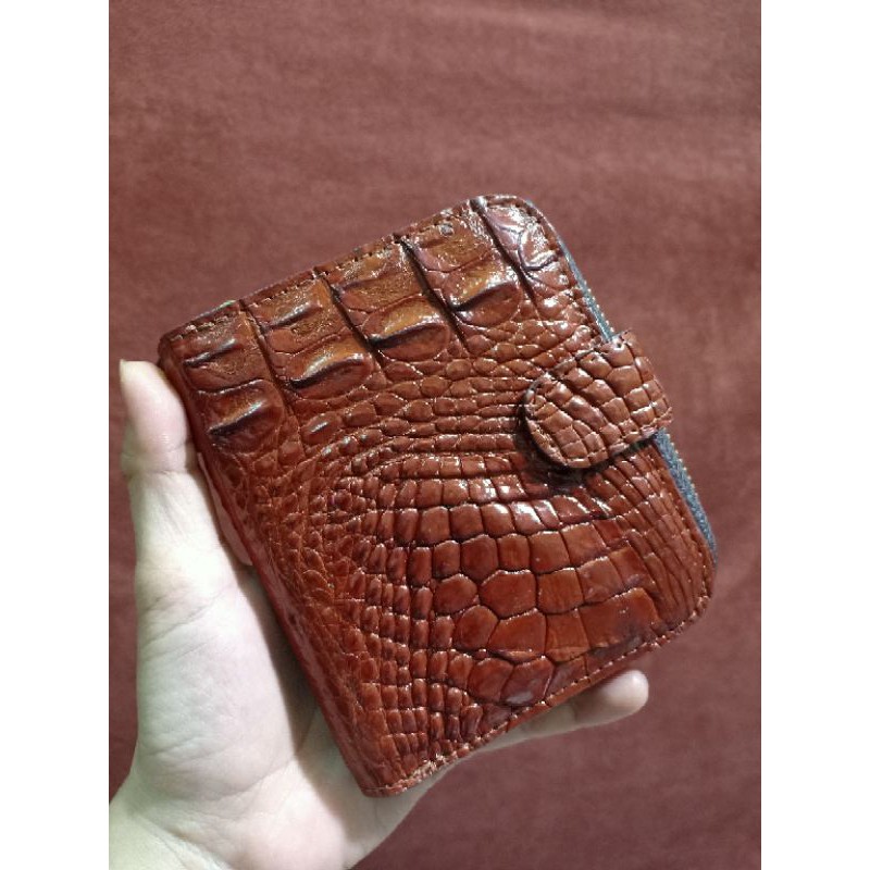 Ví cá sấu và ví cầm tay