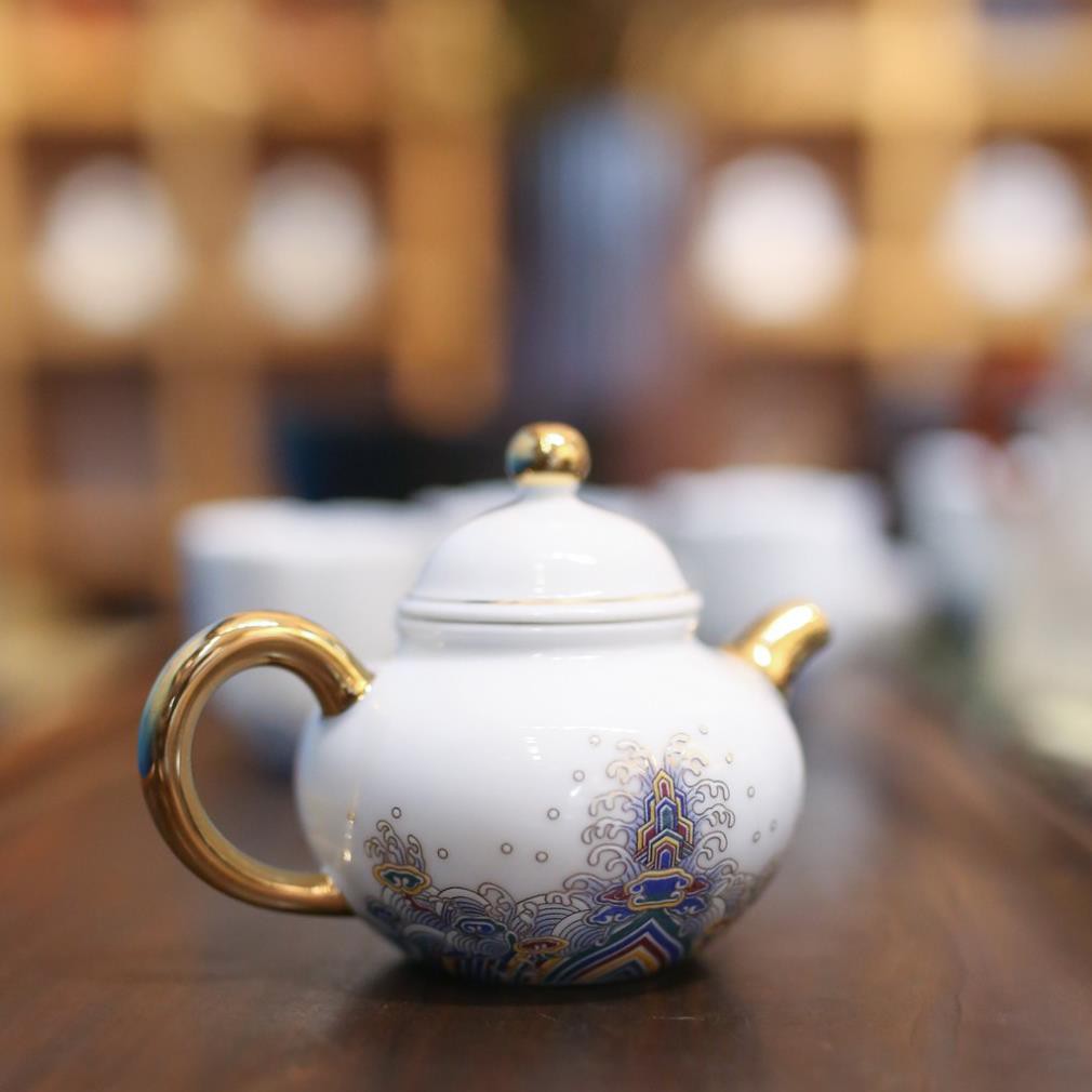 Ấm trà sứ, ấm sứ pha trà với hoạ tiết mô phỏng hoa văn tại cung đình.