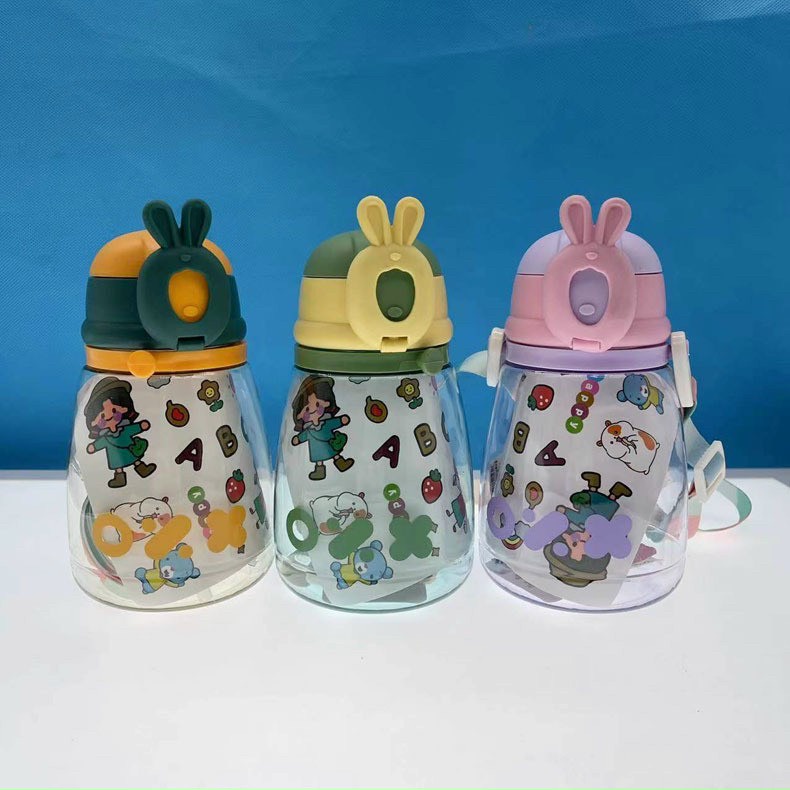 Bình nước kèm ống hút - Bình nước cho bé đi học 550ml cute có dây đeo nắp bật ống hút mềm cao cấp